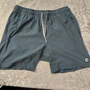 Vuori Kore Short 7” (Kale) XL
